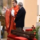 El estuche con el bastón de la santa en la ceremonia que inauguró el Camino de Luz en Ávila