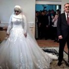 Magomed Daudov, de 47 años, jefe de policía en Chechenia, al casarse con su segunda esposa, de 17 años...y plantear el debate