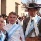 El párroco Alejandro Pezet en una fiesta local... el supuesto milagro eucarístico tuvo lugar en su parroquia del barrio de Almagro