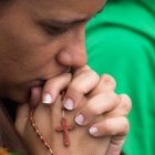 Las personas que viven en el mundo, volcadas en su trabajo y sus tareas familiares, también pueden encontrar ocasiones para la oración