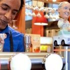 Tirando una cerveza en Le Comptoir de Cana, junto a un muñeco de Francisco.