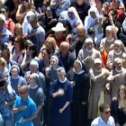 La abarrotada Plaza de San Pedro se santiguó dos veces al unísono como proclamación trinitaria.