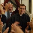 La gente aplaude al padre Popieluszko en la película polaco de 2009 - fue asesinado por el régimen comunista en 1984...