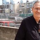 El padre Douglas McKay combina los sacramentos y oración con un programa de 12 pasos para que muchos dejen la droga