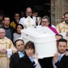 Los padres entraron y salieron de la catedral de Almería detrás del féretro de su hijo Gabriel
