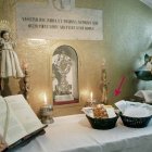 Este es el altar y la cesta en la que se depositan las intenciones por los difuntos que organiza "El Pan de los Pobres"