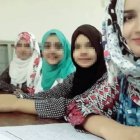 Kainut (en primer plano) con algunas de sus compañeras con las que estudia Medicina / ACN