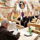 Toda la prédica del padre Cantalamessa giró en torno al recordatorio de San Pedro en los Hechos: hay que obedecer a Dios antes que a los hombres.