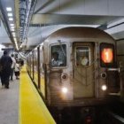 En los transportes de Londres y Nueva York ya no hay damas ni caballeros, sólo pasajeros sin sexo