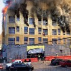 Colgado de la pared, Elías ya no podía soportar ni su peso ni el calor de la estructura. No sabe cómo llegó al suelo, ileso.