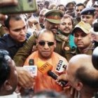 Adityanath, de naranja, es sacerdote hindú y Primer  Ministro de Uttar Pradesh, región con 204 millones de habitantes