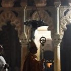 El arzobispo Asenjo, de Sevilla, con el báculo episcopal, en la catedral de Córdoba