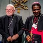 El cardenal alemán Marx y el obispo camerunés Nkea Fuanya, en la Sala de Prensa del Vaticano