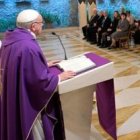 El Papa animó a mirar el crucifijo y a rezar a Cristo en la cruz