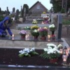 Rezar en el cementerio por la noche... lo más tradicional puede ser lo más novedoso y atractivo