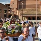 Peregrinos llevan la Virgen de Meritxell, patrona de Andorra, por el santuario de Torreciudad, en Huesca