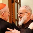 El cardenal Carlos Osoro, arzobispo de Madrid, saluda al padre Raniero Cantalamessa este martes en Madrid. Foto: Vida Nueva.