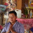 Un sacerdote norteamericano de la congregación de Maryknoll visita un barrio de chabolas y desplazados en Myanmar