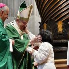 Al finalizar la misa, el Papa regaló algunos ejemplares de la Biblia.