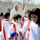 Unos niños acompañaron al Papa desde el Papamóvil hasta el inicio de su catequesis