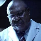 El actor que interpreta a Gosnell, en su quirófano, el lugar en el que perpetraba sus crímenes