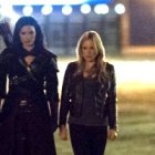 Sara, la rubia, se acostaba con Arrow, el de verde, pero también con Nyssa, la ninja con flechas... y luego con cualquiera, porque sí...