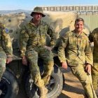 El padre Feng, primero por la derecha, es uno de los sacerdotes que está en primera línea en Australia