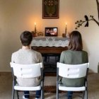 El confinamiento por la pandemia está extendiendo la costumbre de disponer un lugar en la casa a modo de altar donde juntarse la familia en oración.