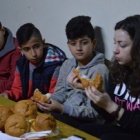 La joven catequista siria Sanna Mussa enseña a los niños la Última Cena