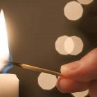 Encender una vela en Jueves Santo... y ser generoso en donativos con los necesitados que acuden a Cáritas