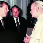 Rafael Navarro-Valls (en primer término) y su hermano Joaquín, portavoz de la Santa Sede, conversan con Juan Pablo II.
