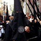 El hábito negro y las cuotas de la hermandad de los Javieres, de lo más barato de Sevilla