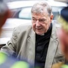 El cardenal Pell flanqueado por la policía australiana, en una foto del proceso judicial de hace un año