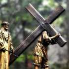 Con las iniciativas que propone el padre Broom se puede acompañar a Jesús estos días, ayudarlo a cargar la Cruz y ser conscientes del amor que tiene por cada uno