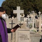 El Papa ha querido destacar la labor de médicos, religiosas y sacerdotes que están perdiendo sus vidas para salvar las de otros