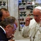Francisco, durante una de sus sorprendentes salidas a la ciudad de Roma para graduarse y comprarse gafas.