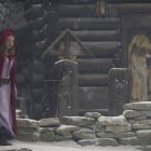 Caperucita Roja con su cestita en la película de 2011... con un revelador icono de un ángel contra un demonio