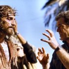 Jim Caviezel recibe instrucciones de Mel Gibson para las duras escenas de «La Pasión de Cristo» de Mel Gibson.