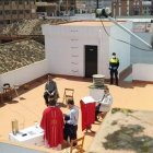 Los paúles de Sevilla celebraban la Misa de Ramos en la azotea... y vino la Policía local a interrumpirla -Imagen de Canal Sur