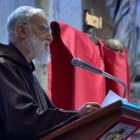 El padre Cantalamessa se dirige a no más de medio centenar de personas en la Basílica de San Pedro. Al fondo, la Cruz que sería luego desvestida.