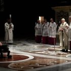 El rito del fuego de la Vigilia Pascual fue simplificado a causa de las medidas sanitarias de distanciamiento.