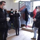 Martínez-Almeida ha comprobado en primera persona la labor de sacerdotes y parroquias en plena pandemia. En la imagen conversa con un párroco en Aluche