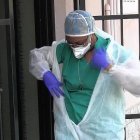 Médico y monja, Angel Bipendu ayuda a los enfermos para sanar física y espiritualmente