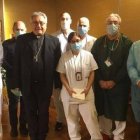 El obispo Nerbini, de Prato, con los médicos que distribuyeron la comunión en Pascua