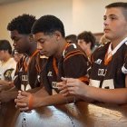 Este sacerdote vio que el rezo del Rosario se convirtió en un éxito entre los estudiantes