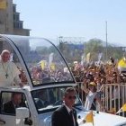 Los jóvenes reciben al Papamóvil y al Pontífice en el santuario de Maipú
