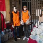 Voluntarios de la diócesis de Barcelona repartiendo comida y útiles básicos