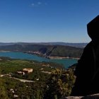 Este joven novicio del monasterio de Leyre ofrece una ayuda a los que el confinamiento se les está haciendo muy largo