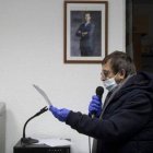 Antonio, el párroco de Lanzahíta y sus pueblecitos cercanos, reza el responso desde la megafonía de los ayuntamientos, ya que los vecinos están confinados