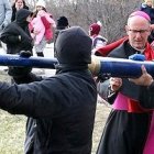 En la diócesis de Lincoln hay tiempo para todo: aquí el obispo participa con los seminaristas... en un concurso de lanzamiento de patatas.